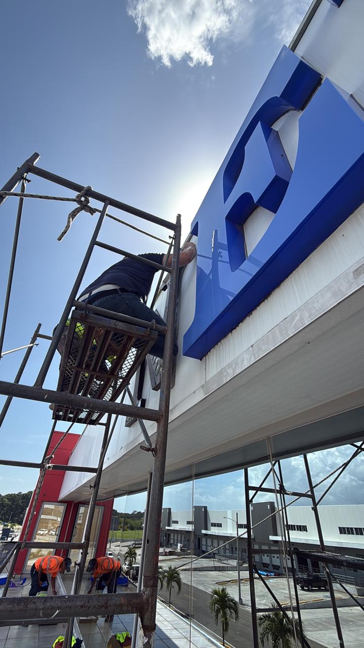 Letrero formado en acrílico sobre ACM - Instalación