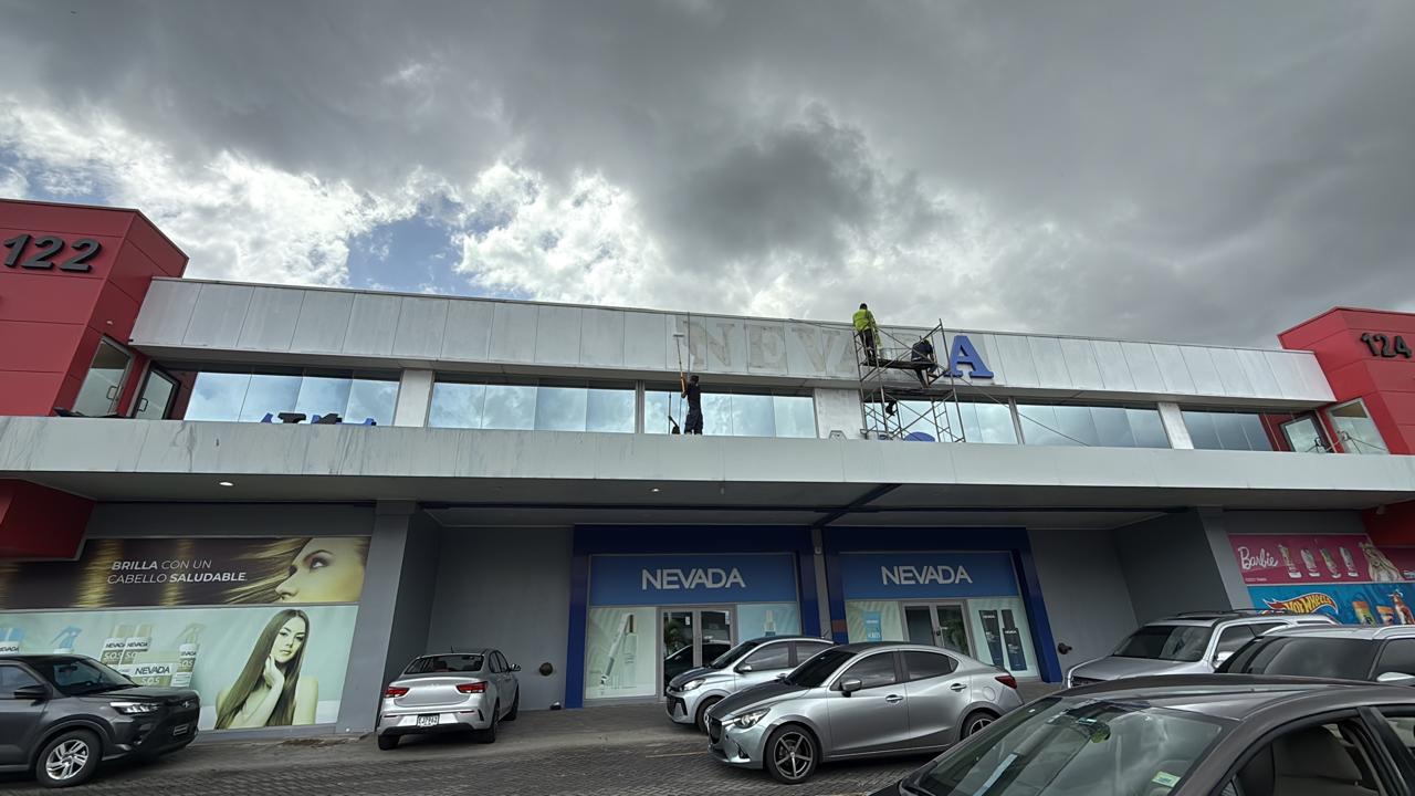 Letrero formado en acrílico sobre ACM - Instalación