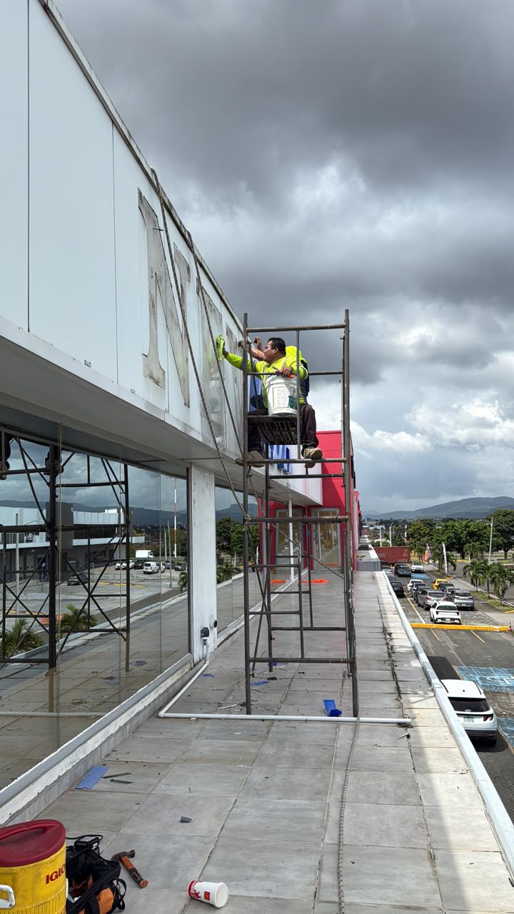 Letrero formado en acrílico sobre ACM - Instalación