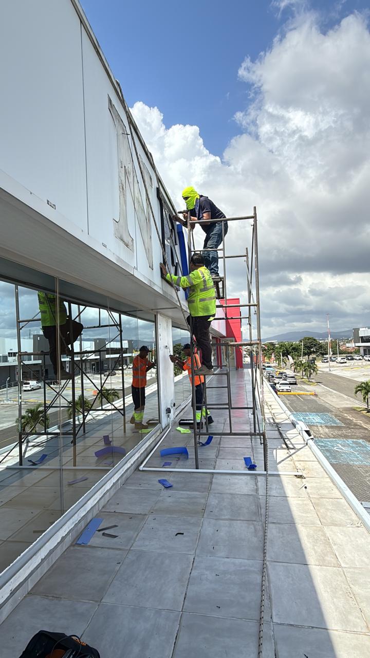 Letrero formado en acrílico sobre ACM - Instalación
