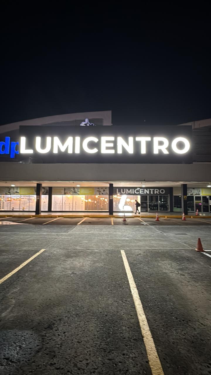 Elaboración de letras formadas en acrílico