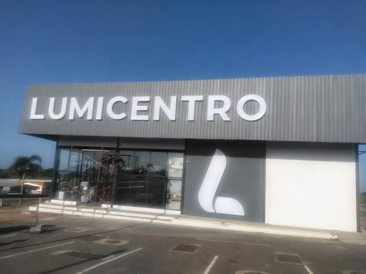 Elaboración de letras formadas en acrílico
