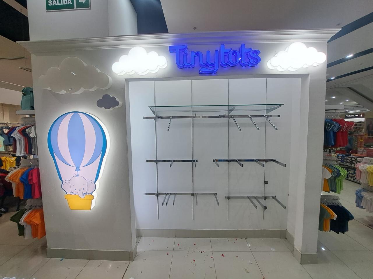 Mueble de exhibición con letras formadas en acrílico iluminado