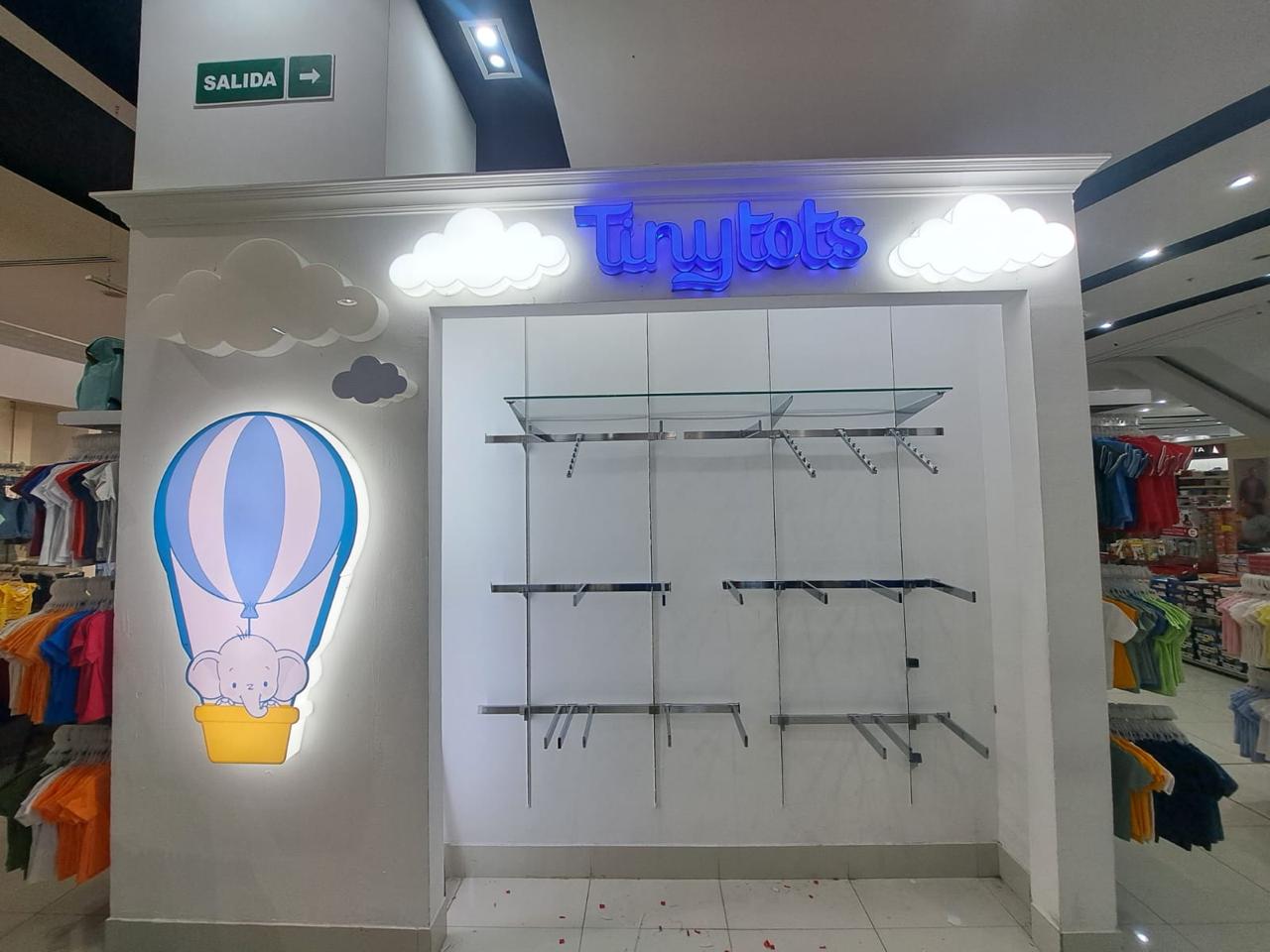 Mueble de exhibición con letras formadas en acrílico iluminado