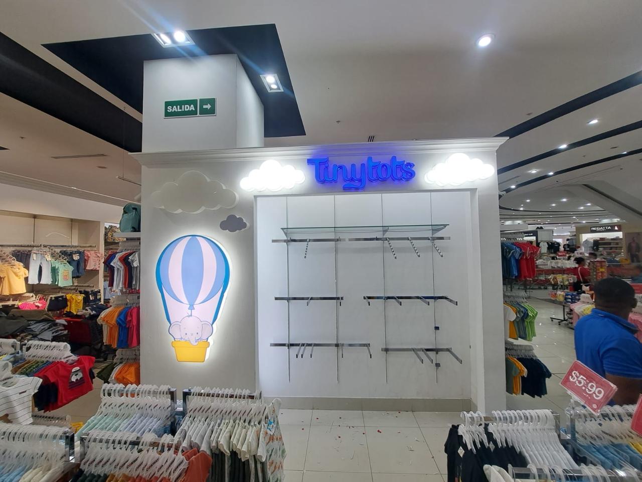 Mueble de exhibición con letras formadas en acrílico iluminado