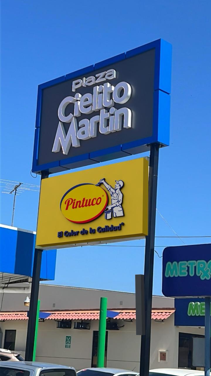 Valla publicitaria con letra formada
