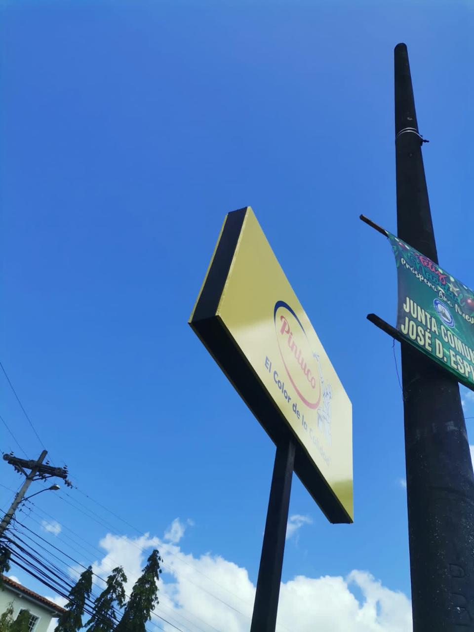 Valla publicitaria con letra formada