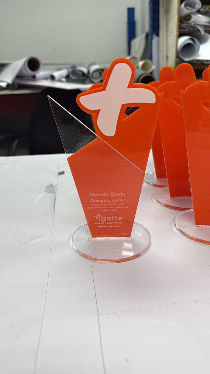 Confeccion de premio en acrilico